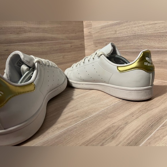 Stan smiths women Adidas size 8.5 with gold detail - Picture 4 of 11